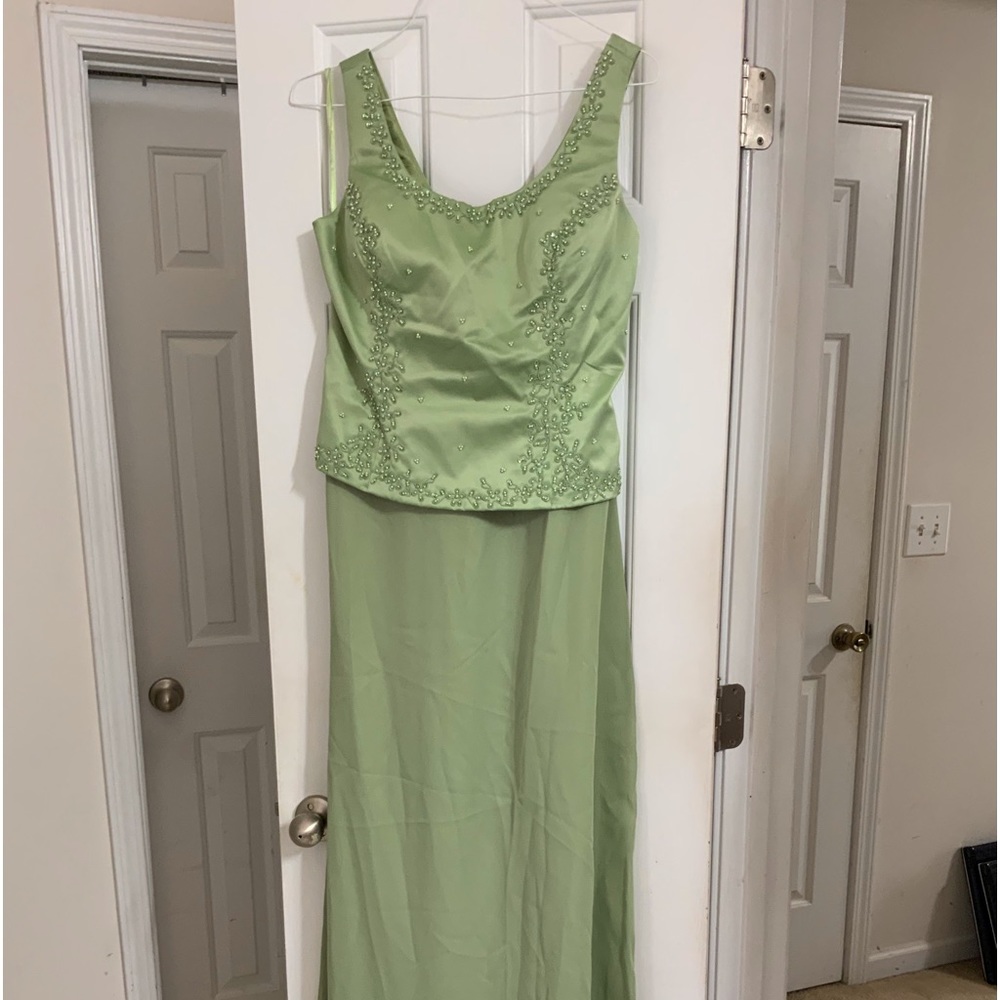 ASPEED GREEN DRESS. - Picture 2 of 10
